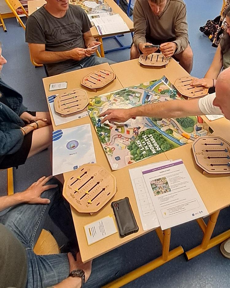 Formation d'animateurs de Caen la mer et de Cherbourg-en-Cotentin à l'utilisation de "L'Air à la loupe" (crédit photo : Atmo Normandie)